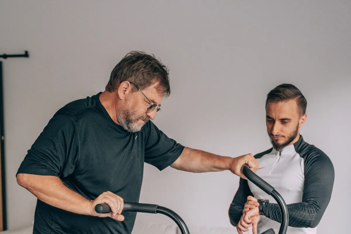 Kacper Kostecki prowadzi trening indywidualny w studiu